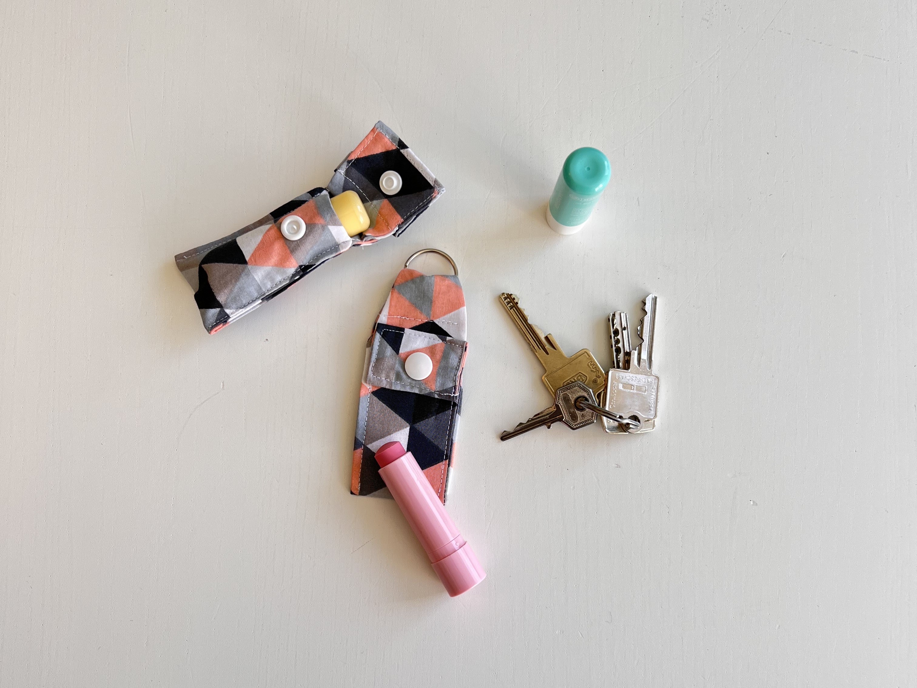 Lippenpflegetäschchen mit Anhänger  lachsfarben-weiß-grau